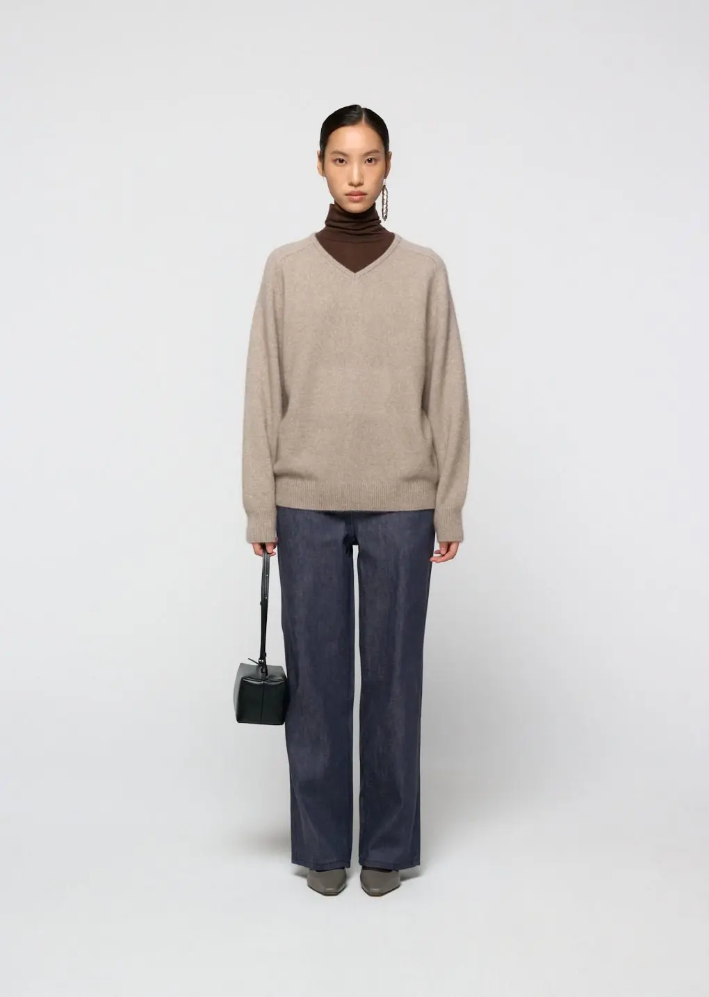 Racoon v-neck knit, Beige
