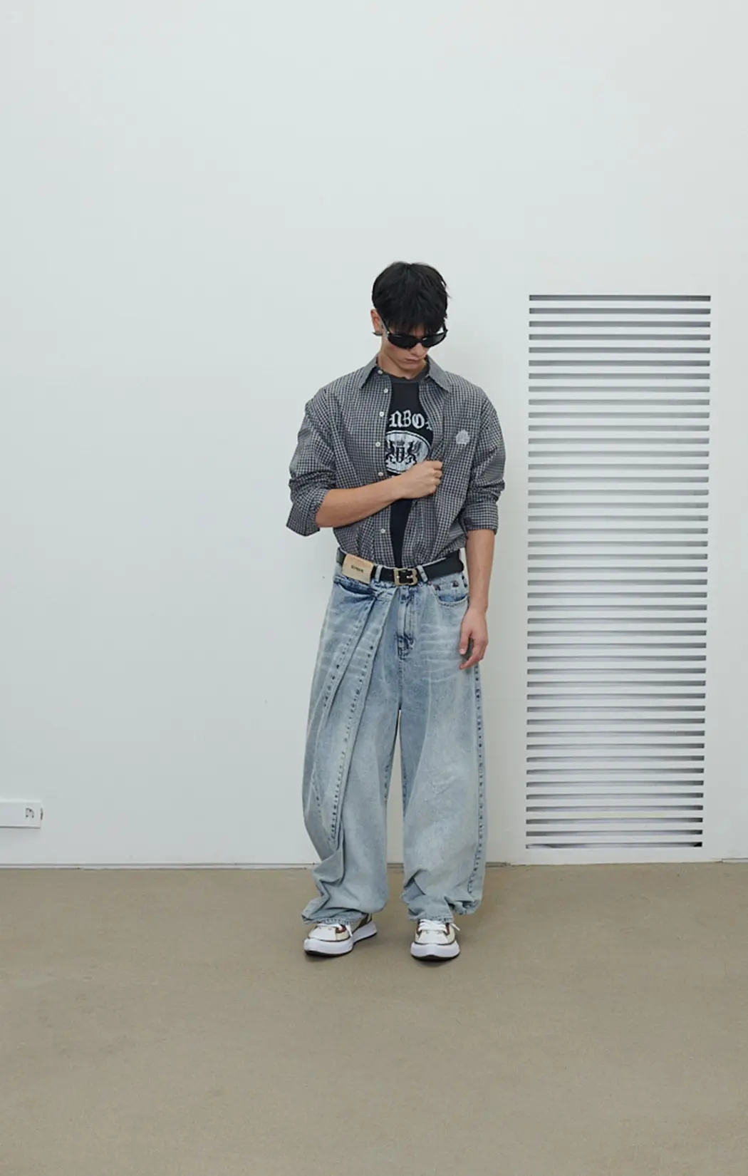 Two-Tuck Baggy Jeans