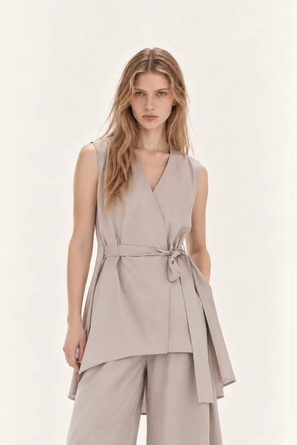 [CAHISIENNE] Loose-Fit V-Neck Sleeveless Jacket
