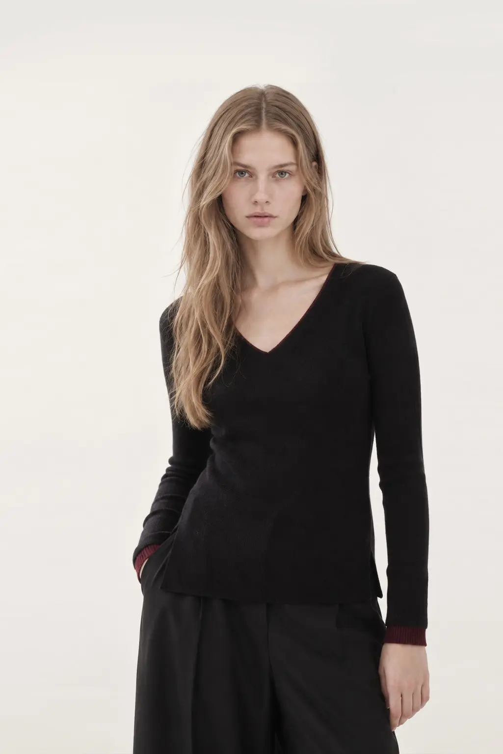 [CAHISIENNE] Color-Block V-Neck Asymmetric Knit (Black)