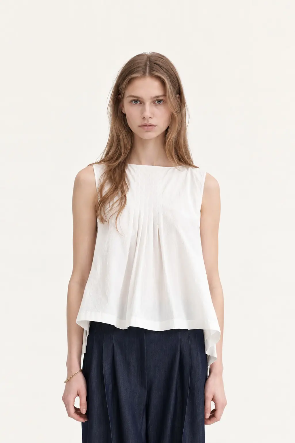 [CAHISIENNE] Pintuck Detail Asymmetric Hem Blouse (White)