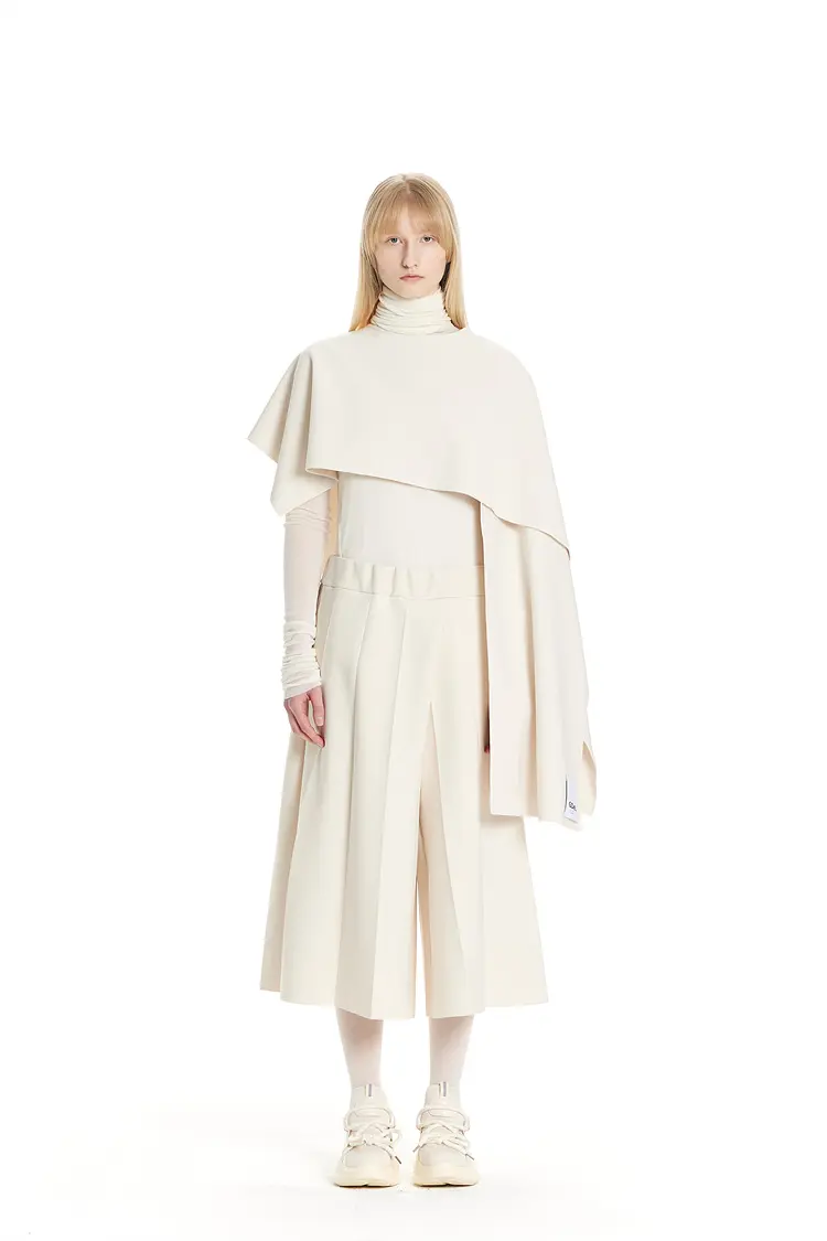 GDeL Less Line Asymmetric Cape (Cream)