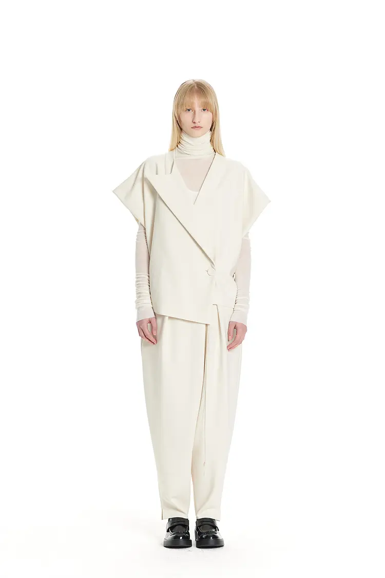 GDeL Less Line One-Collar Vest (Cream)