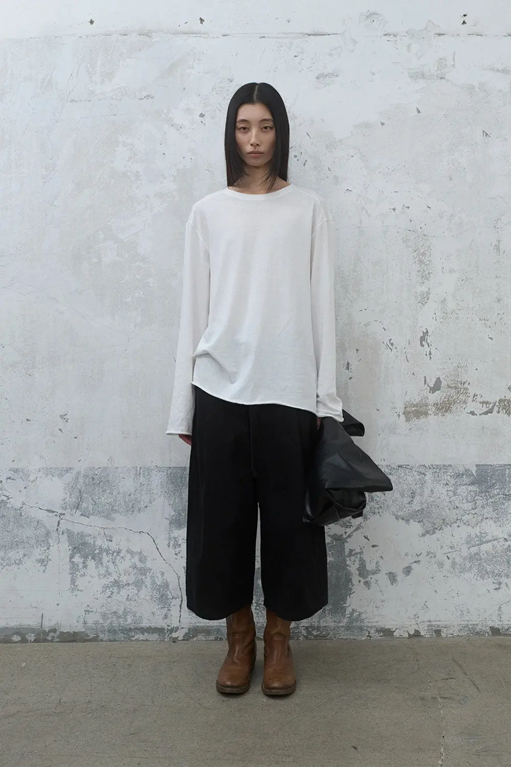 Belted Curved Bermuda Pants (Black)
