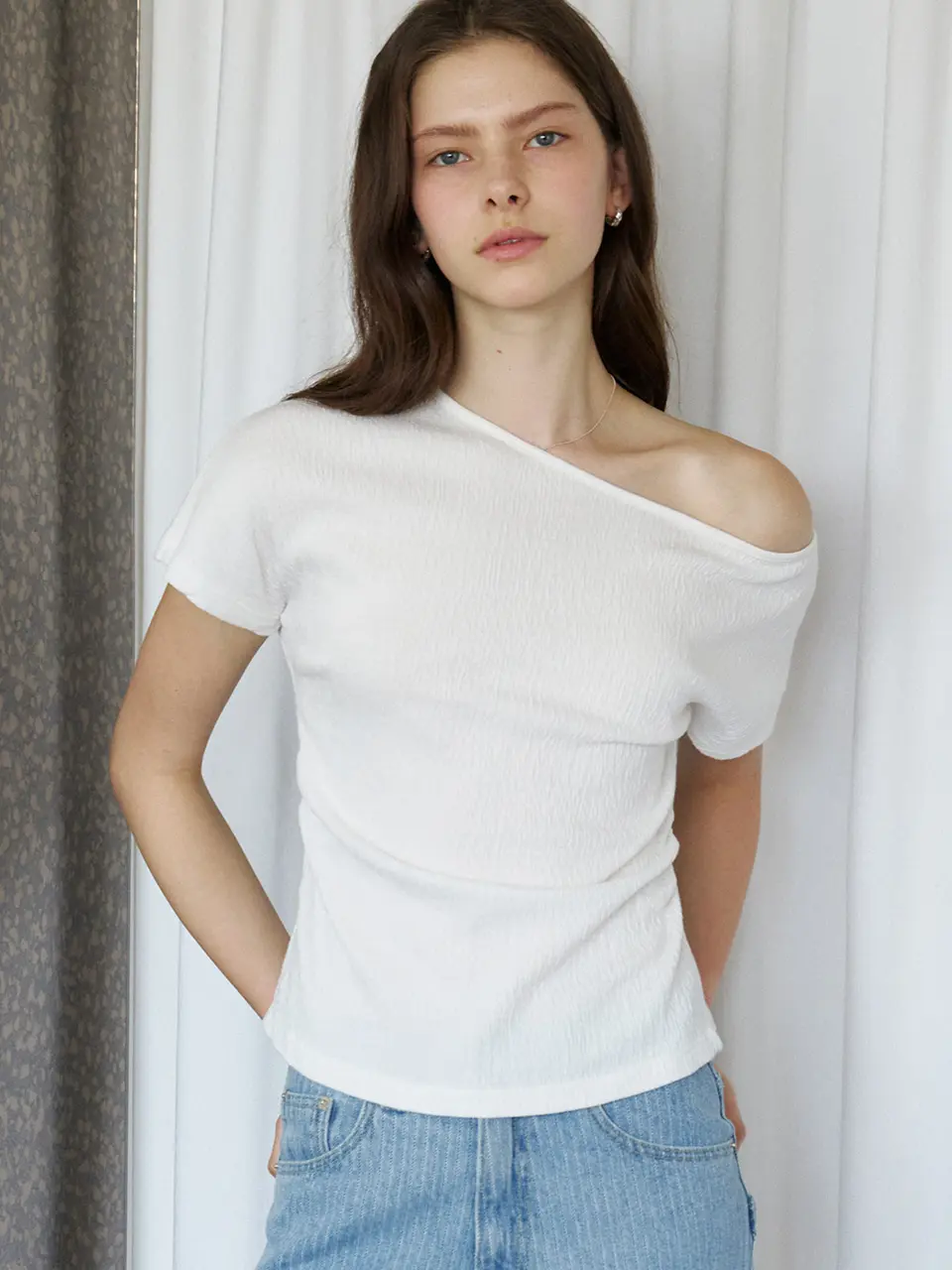 wrinkle off-shoulder T-shirt (white) orc 6043