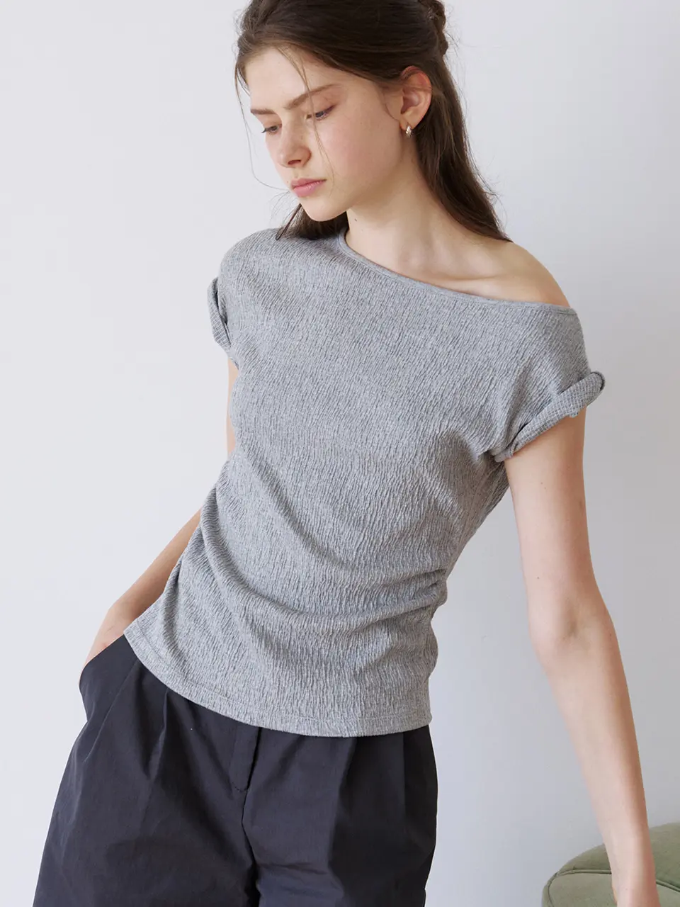 wrinkle off-shoulder T-shirt (melange grey) orc 6044