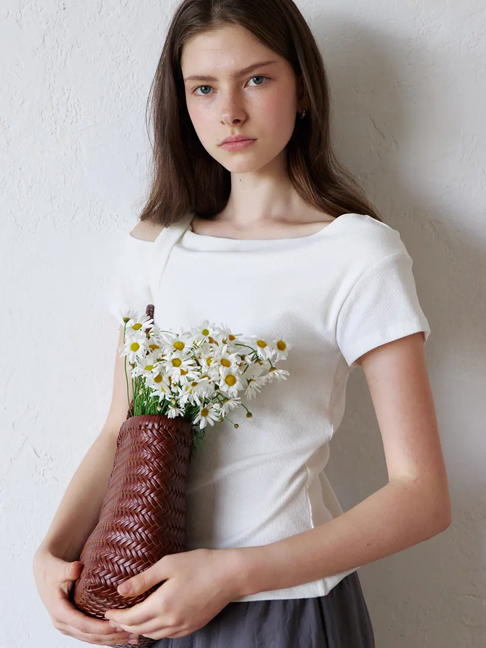off-shoulder tie T-shirt (ivory) orc 6045