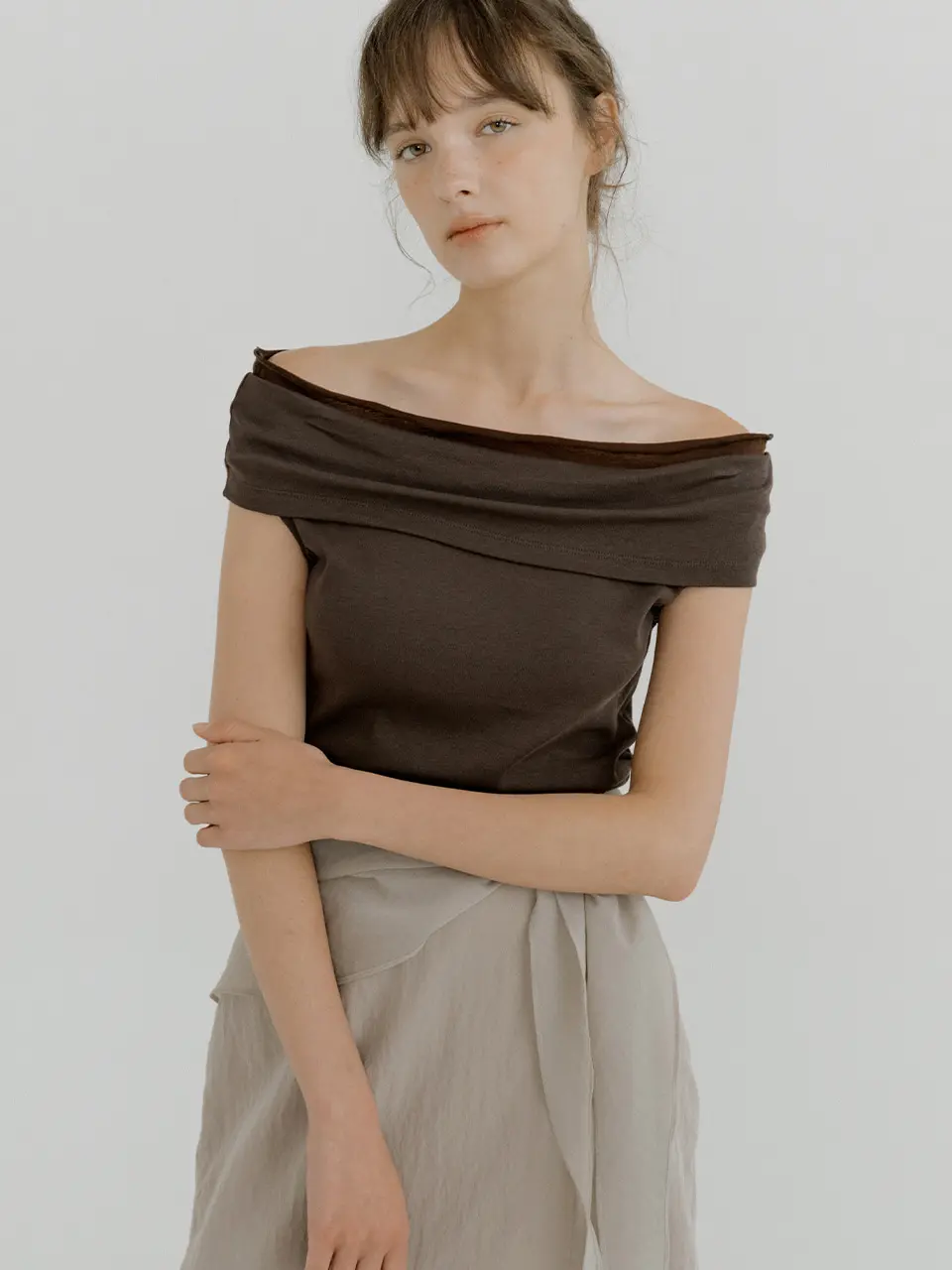 chiffon off-shoulder T-shirt (brown) orc 6073