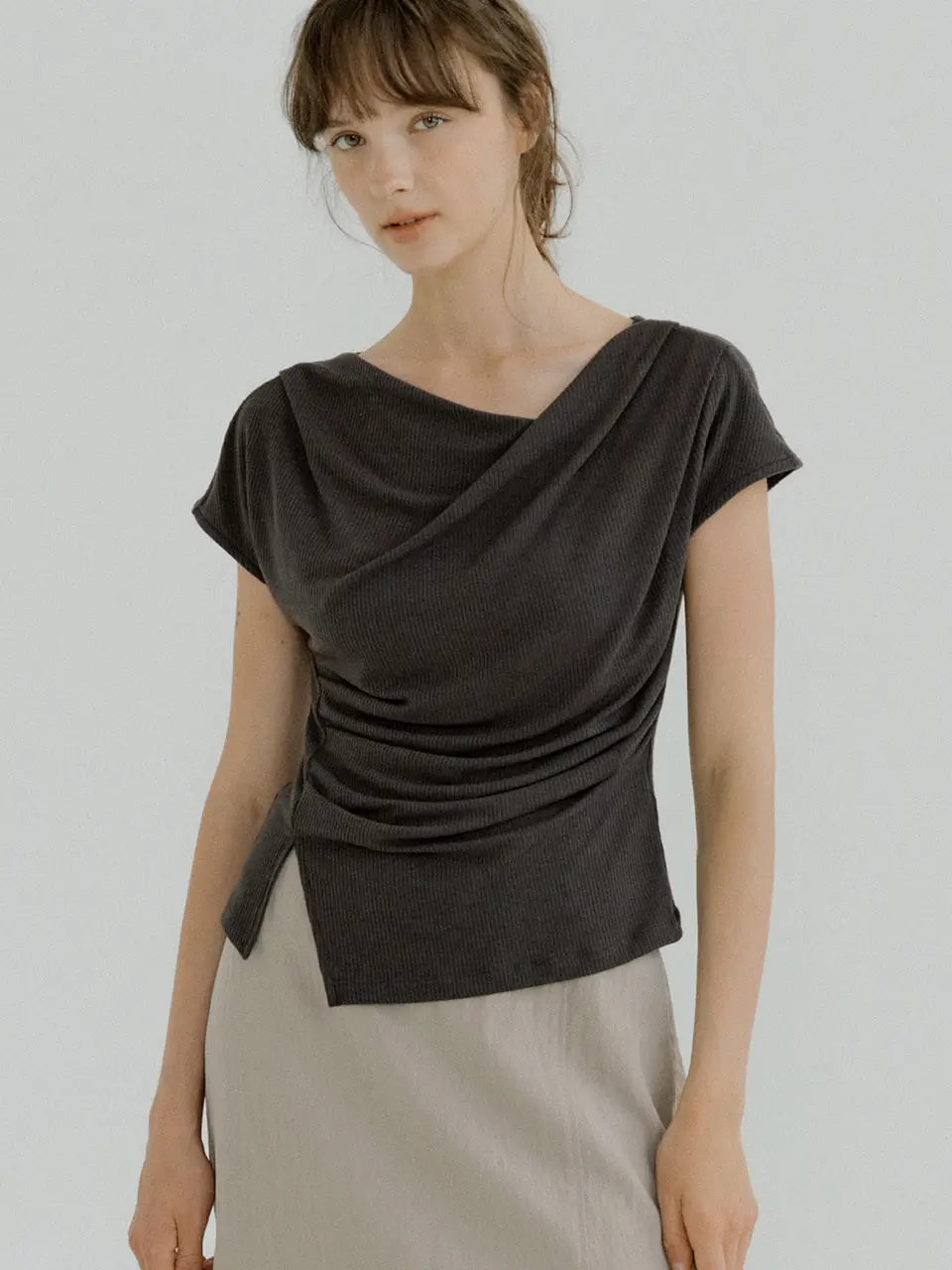 drape oblique slit T-shirt (charcoal) orc 6075