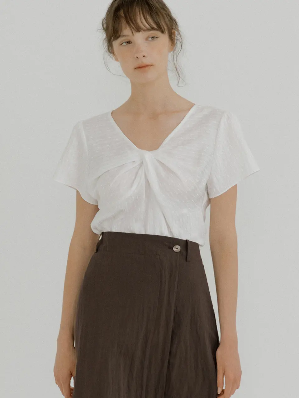 twisted V-neck blouse (ivory) orc 6079
