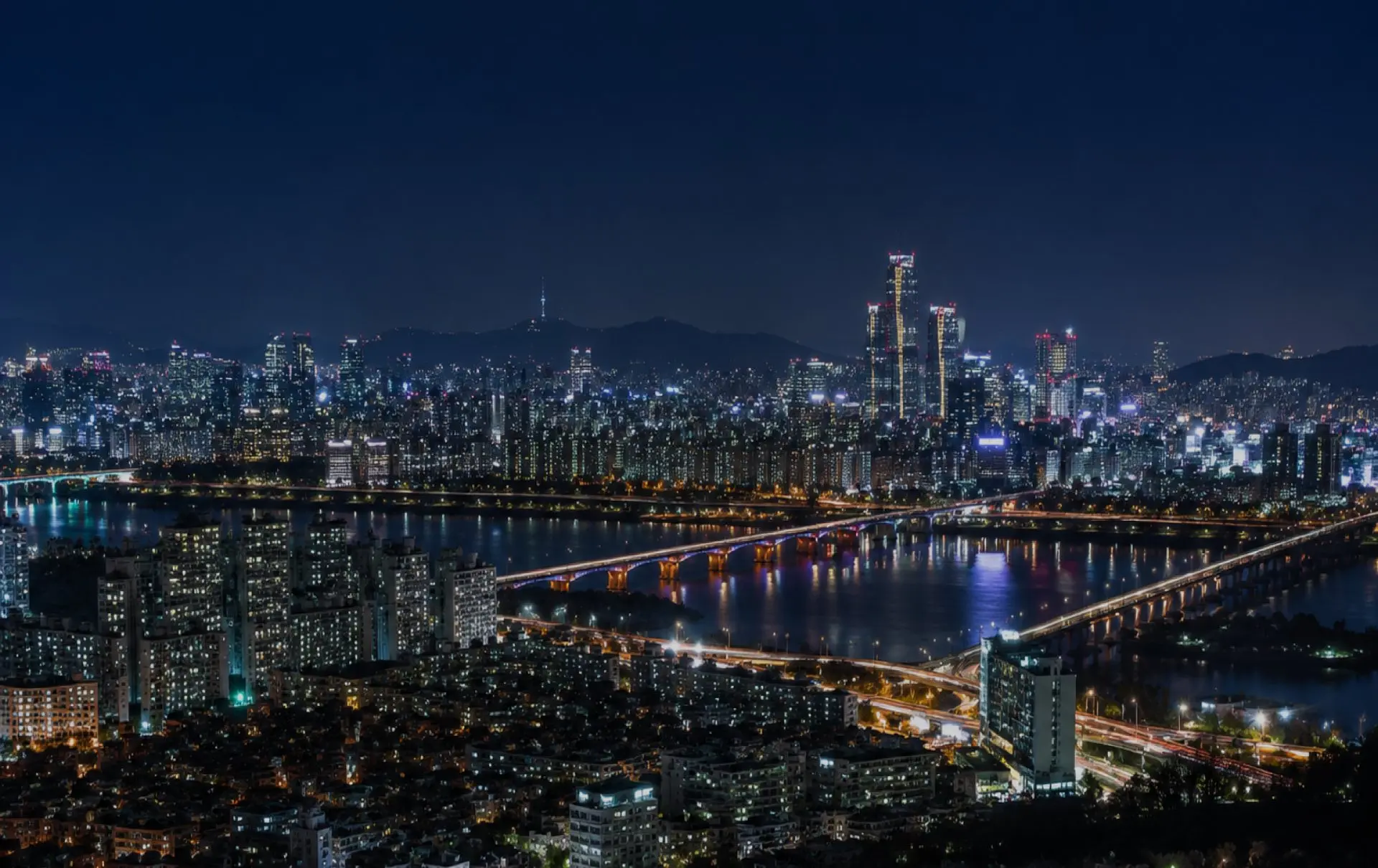 Séoul la nuit, vue des hauteurs de la ville