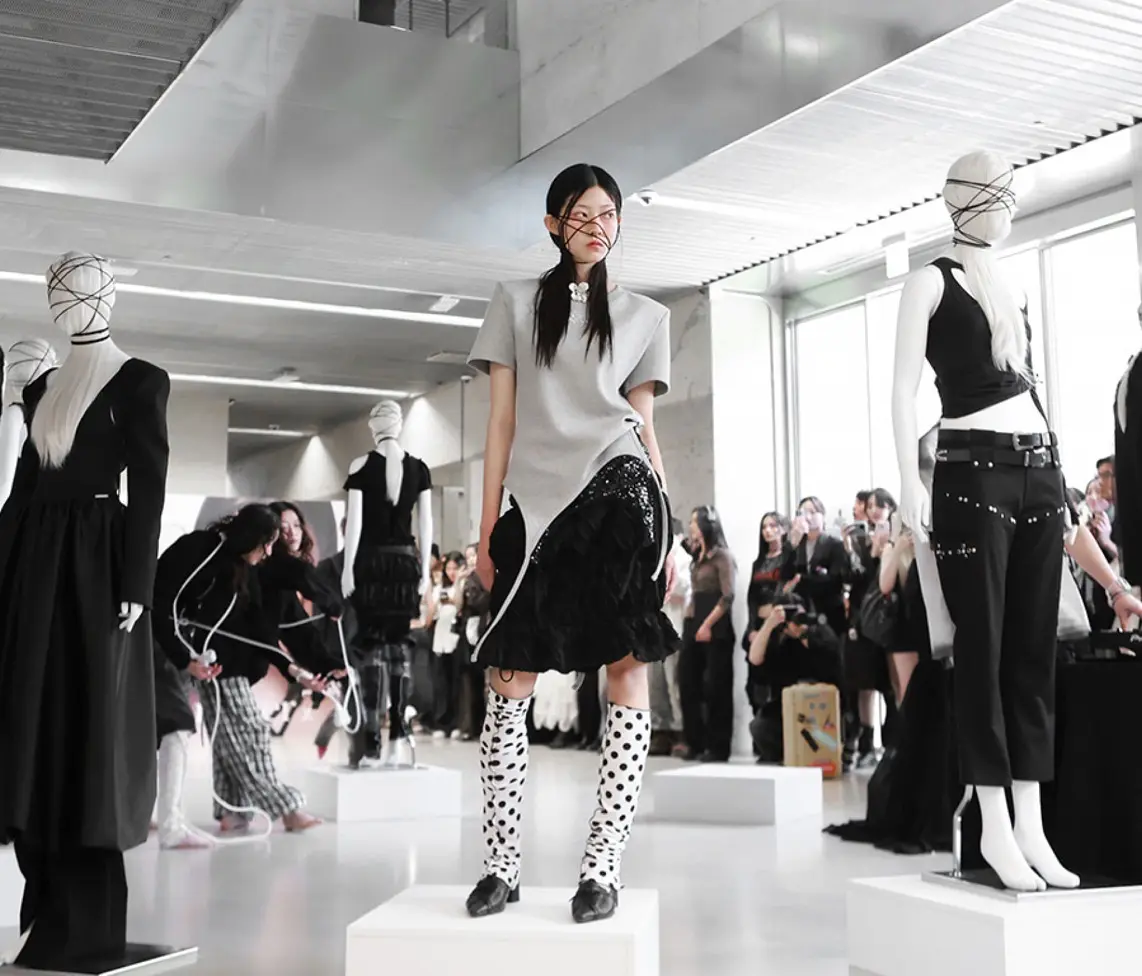 ショールームのプレゼンテーション — 展示された衣服とモデル