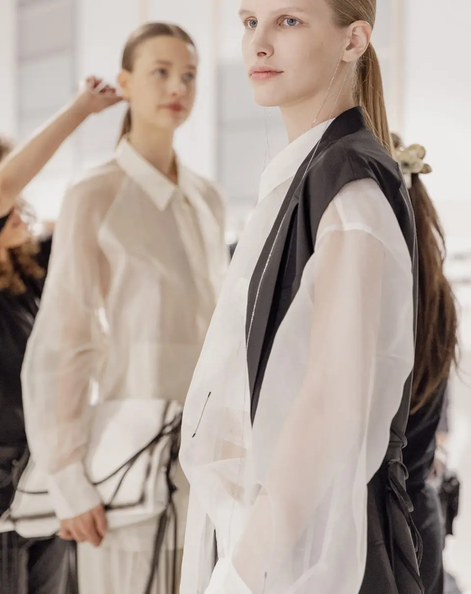 Mannequins en backstage avant le passage