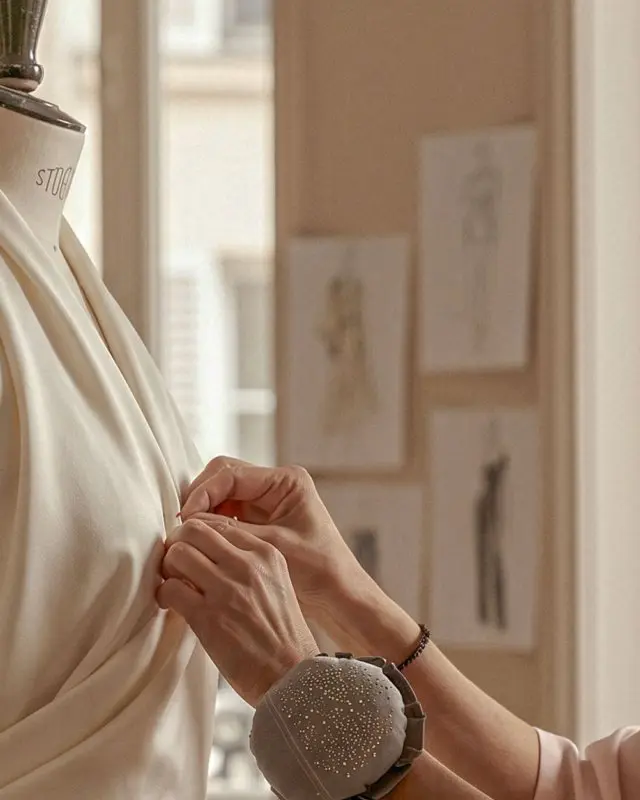 Ajustement d’une pièce sur mannequin de couture