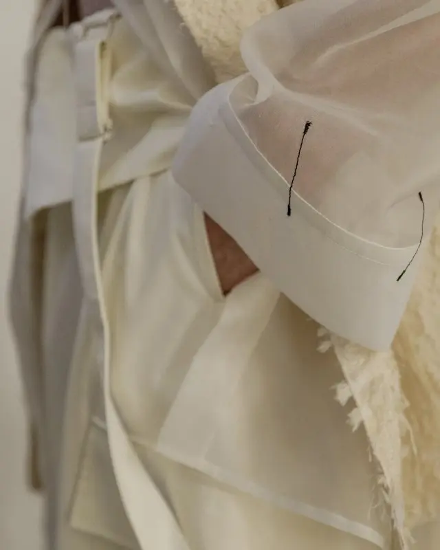 Détail d’une manche en organza blanc