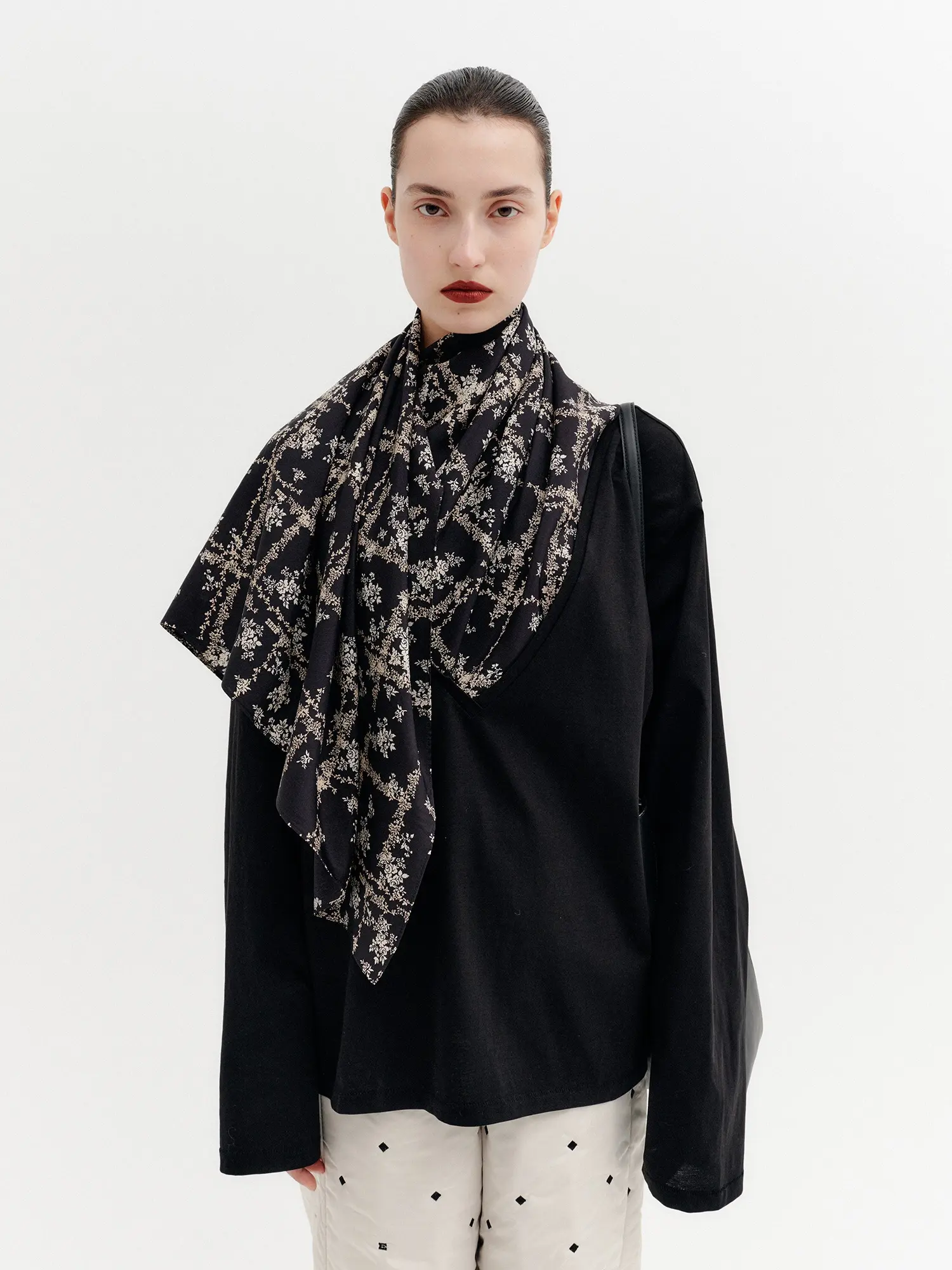 Detachable Scarf V-Neck T-Shirt - Black