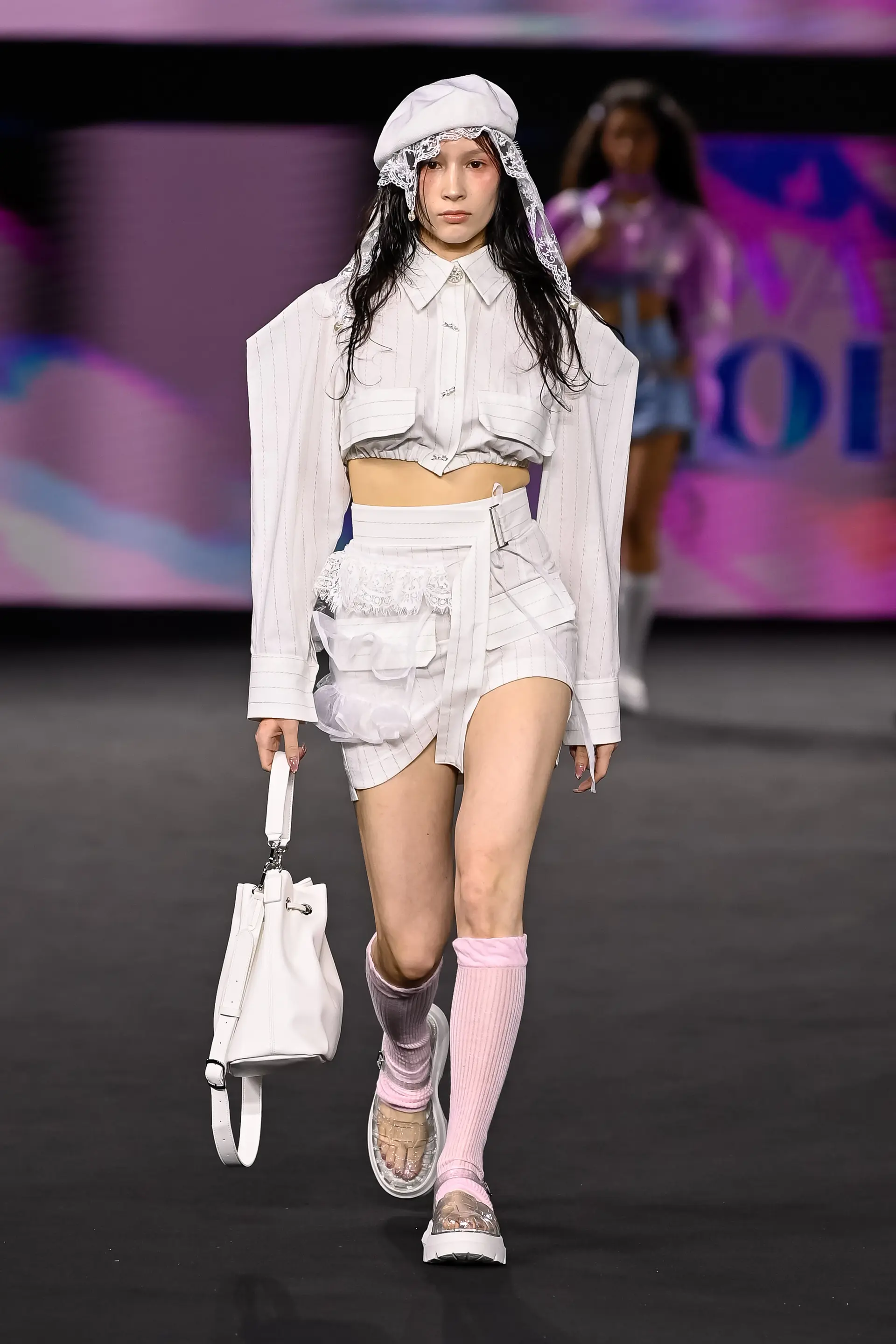 26SS White Striped Point Shoulder Crop Pants